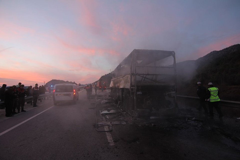 “Загинули як мінімум 13 осіб, 20 отримали поранення…”: Пасажирський автобус на повній швидкості протаранив фуру