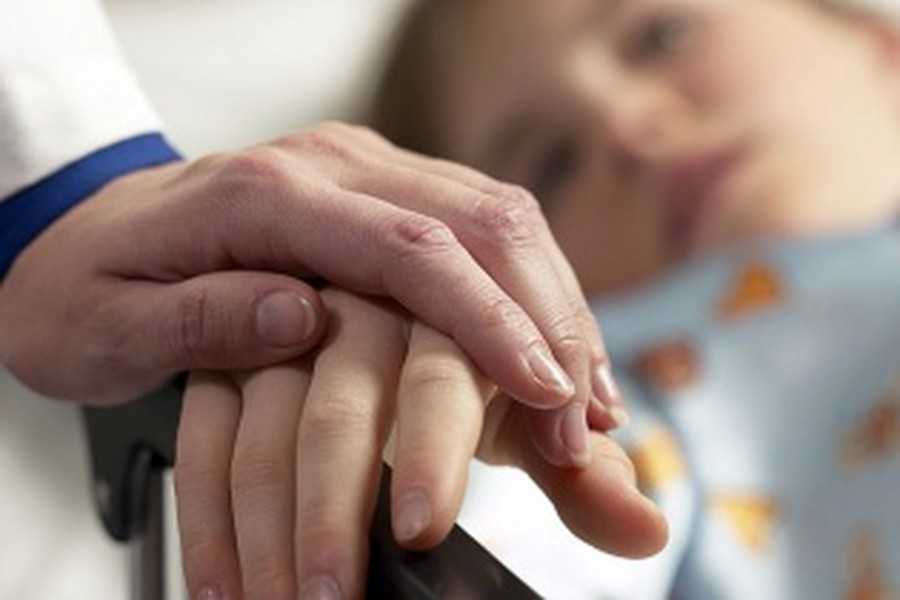 “Задихнувся на руках у батьків”: Маленький хлопчик помер через халатність лікарів