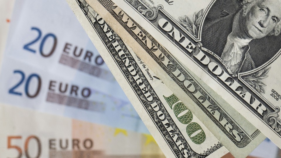 Становище стає все гіршим: Долар та євро продовжують різко дорожчати