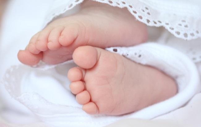 “Дівчинка загорнута у покривало”: На Львівщині у під’їзді будинку знайшли новонароджене немовля