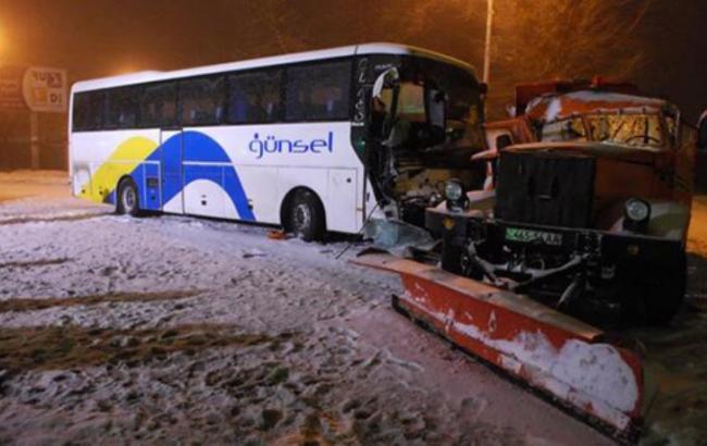 “Зіткнувся з Камазом”: Автобус з українцями потрапив у ДТП, є жертви
