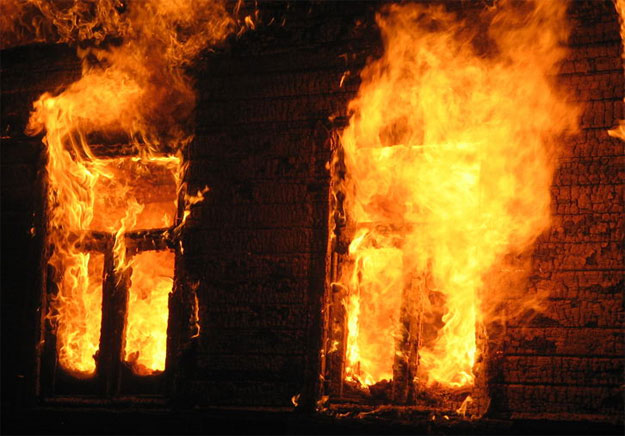 “Пожежа спалахнула у цетрі міста”: Рятувальники знайшли обгоріле тіло