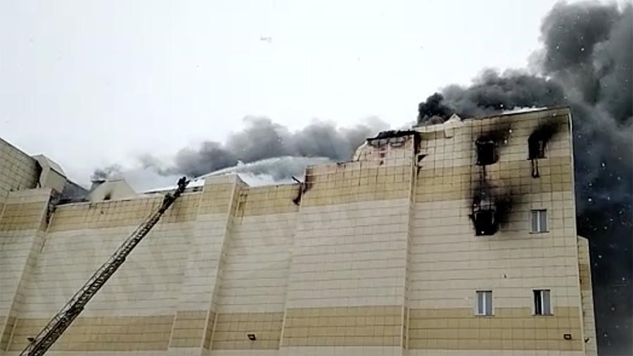 “Люди вистрибували з вікон…”: Жахлива пожежа у ТРЦ забрала життя 6-х людей, серед них 4-ро дітей