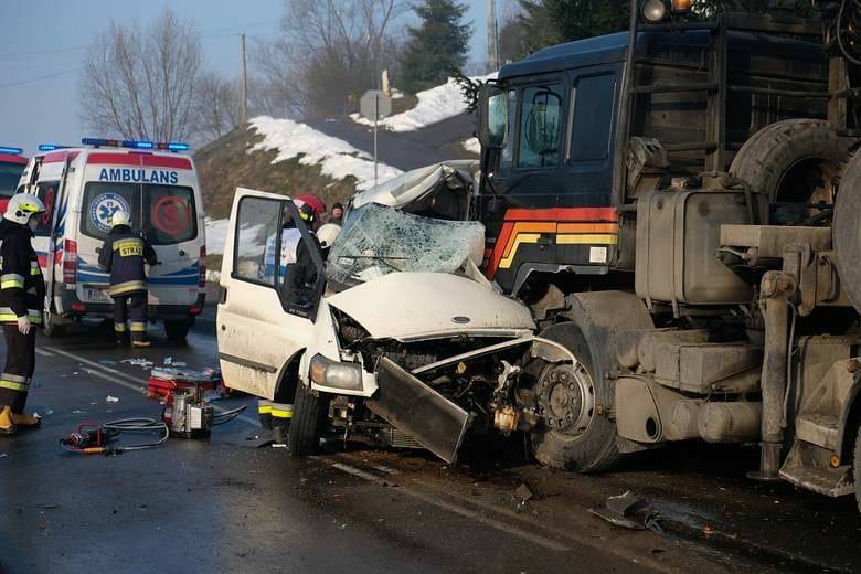 Прямо під колеса вантажівки: У Польщі автобус з українцями потрапив у жахливу ДТП, є загиблі