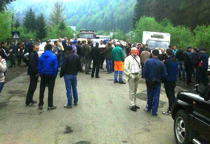 “Пропускають лише карети швидкої допомоги…”: Протестуючі повністю перекрили дорогу на Львів