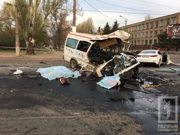 “Зіткнулися маршрутка, легковик і автобус”: Масштабна ДТП у Кривому Розі, 7 загиблих і багато постраждалих