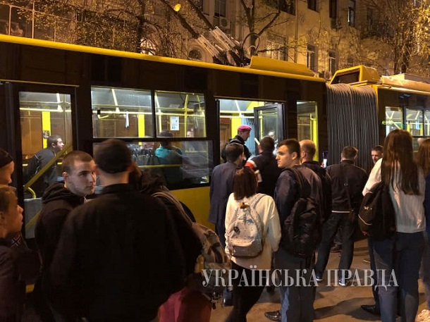 Криваві розборки в київському тролейбусі: Фото і подробиці