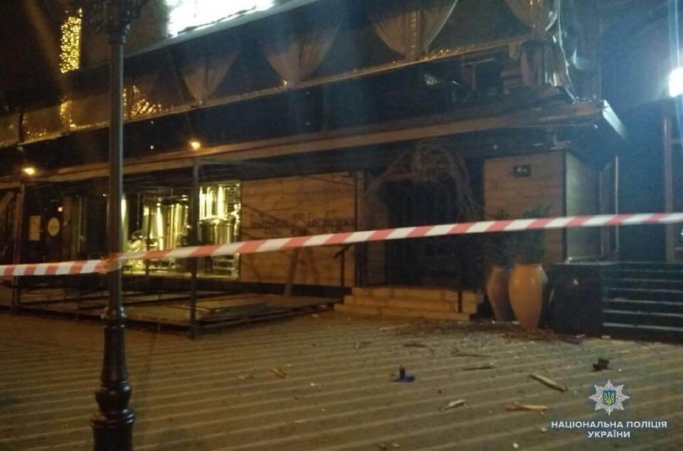 “Чули звук, схожий на вибух”: Прямо в центрі Києва будинок обстріляли з гранатомета