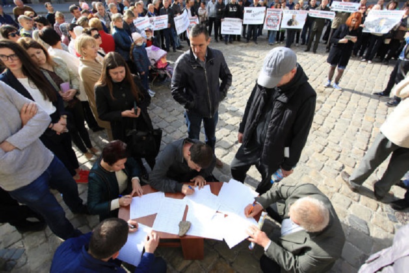 Сотні людей пікетують Львівську мерію: Що відбувається в центрі міста прямо зараз