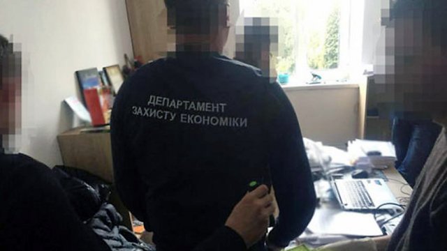 “Їх систематично використовують для підкидання хабарів”: У Львові оприлюднено імена агентів поліції та СБУ