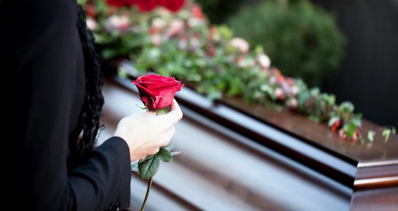 “Не вмирайте в неділю…”: Відома українська письменниця розповіла з якими труднощами зіткнулась при оформлені довідки для поховання матері