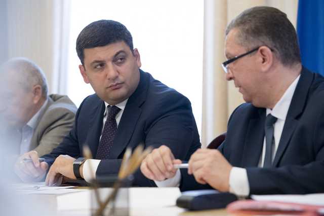 “Тільки в Україні можна за рік…”: Гройсмана і Реву запідозрили в підробці важливого документа