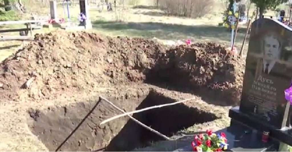 Одна свіжа могила на дві труни: Смерть двох малолітніх дітей вразила все село на Чернігівщині