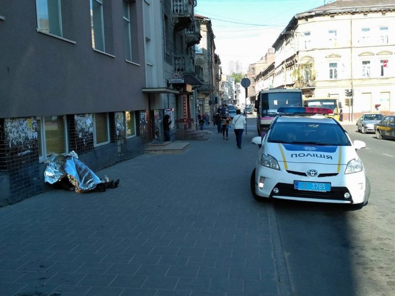 У Львові на зупинці знайшли мертвого чоловіка