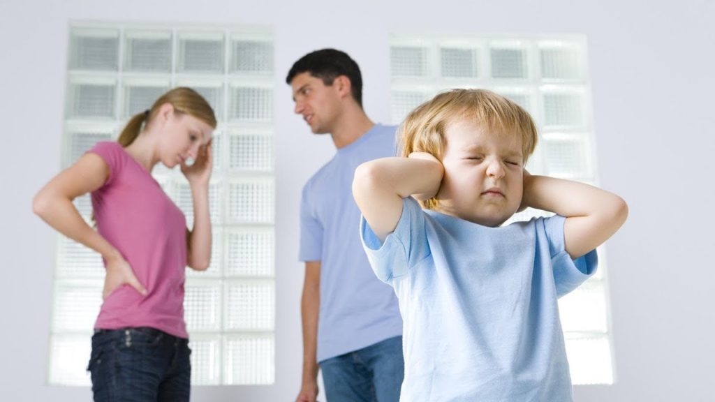“Накласти штраф і позбавити батьківських прав тепер можуть за …”: В Україні нові правила захисту дітей