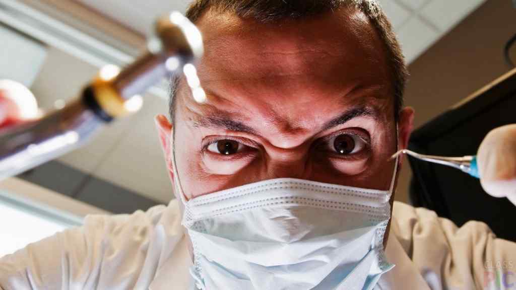 “Я відчула що щось зачепило стінку горла, закашлялась…”: Стоматолог в приватній клініці впустив голку в горлі пацієнтки