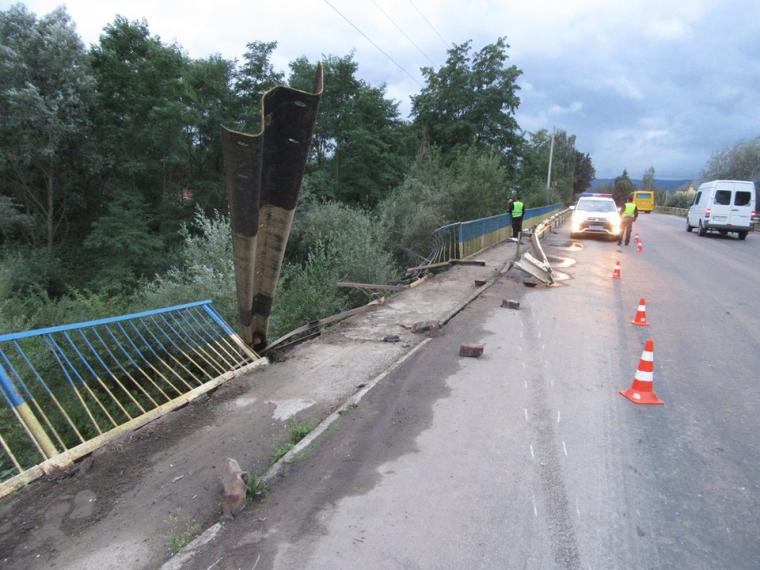 Внаслідок небезпечної ДТП поблизу Львова легковик злетів з траси у річку, подробиці