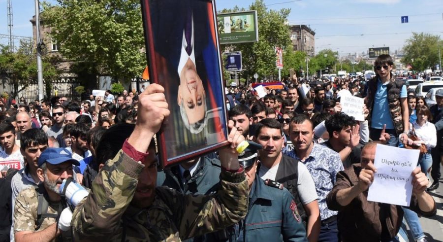 Оксамитова революція: У Вірменії мітингувальників розганяють силою і димовими шашками. Вже затримано лідера опозиції