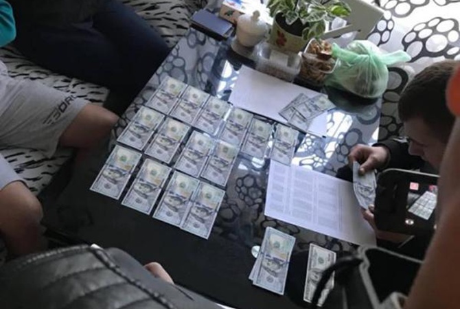 “Взяли 10 тисяч доларів за обіцянку …”: Київському судді оголосили про підозру