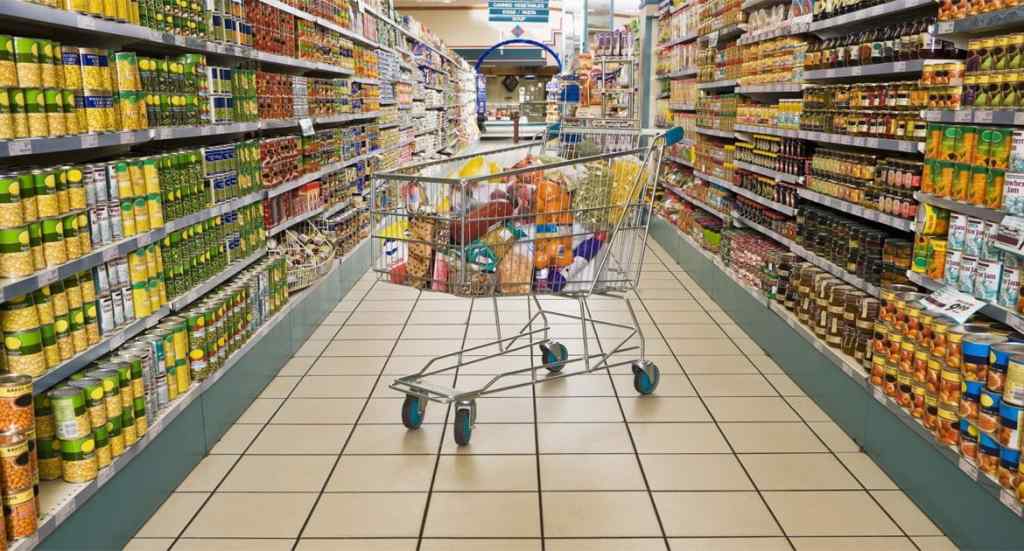 “Не склад, а смітник…товари упереміш зі сміттям”: Журналісти показали всі жахи українських супермаркетів