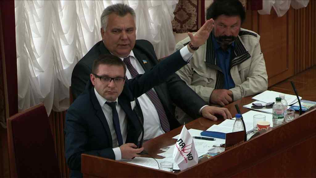 “Ну от, як можна бути таким к*нченим”: Українці накинулися на депутата радикала, який обдурив дітей