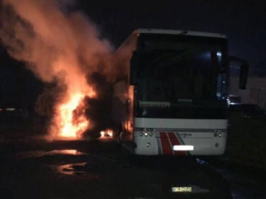 “Обклеїли червоно-чорними листівками і …”: У Львові невідомі підпалили польський туристичний автобус