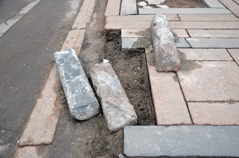 “Бордюр зроблений з могильних плит …”: Українців обурив жорстокий цинізм влади