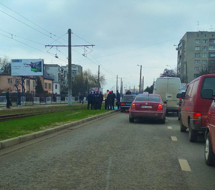 “Зупинився, вийшов з авто і помер”: У Львові посеред міста сталася трагедія