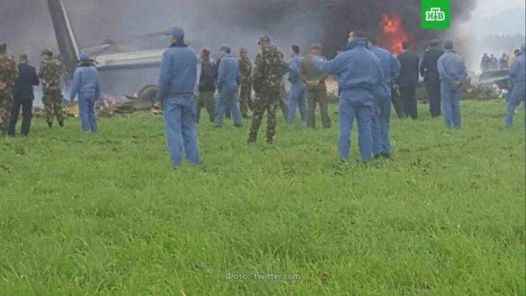 Поблизу аеропорту розбився військовий літак: ЗМІ повідомляють про 200 загиблих