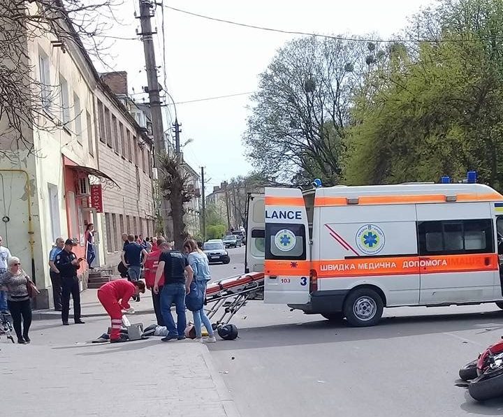 На Львівщині мотоцикліст влетів у натовп: Постраждало щонайменше 5 людей, дитина – в реанімації