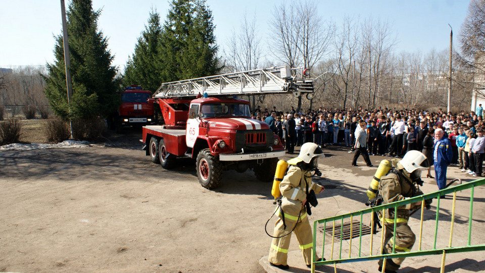 Будівлю заповнив газ: Зі школи у Вінниці евакуювали сотні дітей. Стали відомі подробиці НП