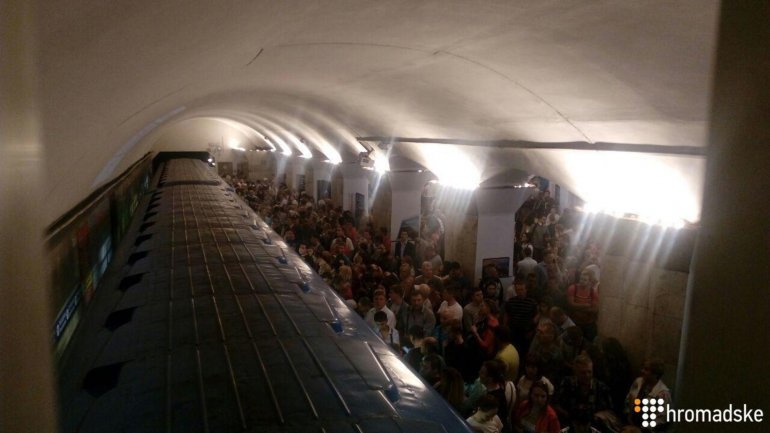 “Все в диму, неможливо дихати”: У Київському метро сталася НП