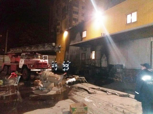 На гасіння пожежі виїхало 13 одиниць техніки: У Запоріжжі спалахнув супермаркет