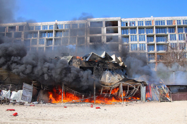Одеса в диму: На одному з пляжів спалахнув ресторан