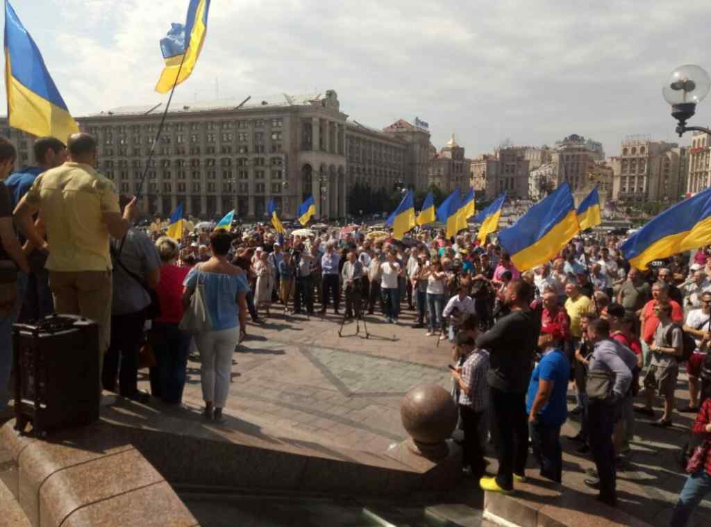 “Революція не скінчилася…”: На Майдані збираються люди на захист Савченко