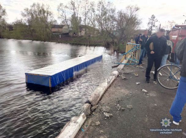 Смертельна ДТП на Чернігівщині: Водій вантажівки збив велосипедистку, вилетів з моста і потонув в річці