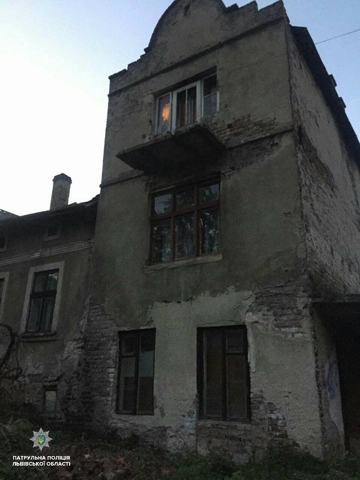 “У квартирі жахлива антисанітарія, а дитина одна на вікні”: У Львові патрульні рятували 5-річну дитину