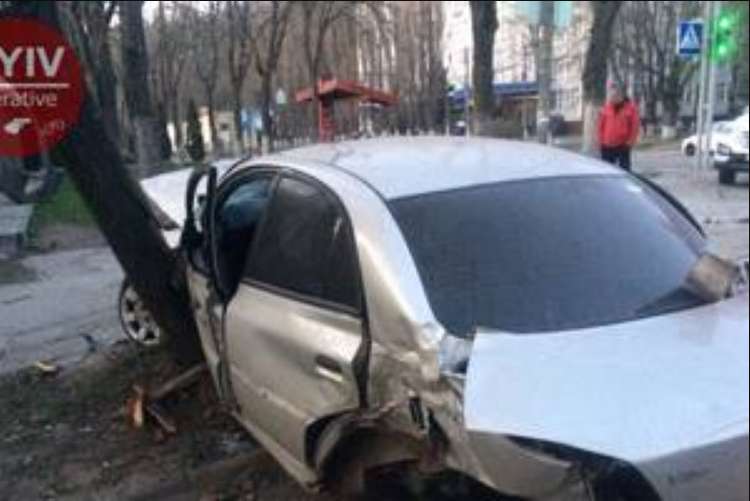 “Хлопчаки їхали з гульні”: У Києві п’яні юнаки на швидкості врізалися в зупинку, а після…