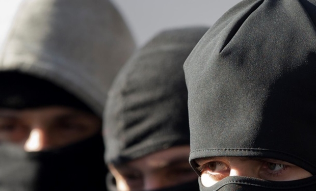 Під погрозами тортур вимагали гроші: Троє грабіжників у масках пограбували родину