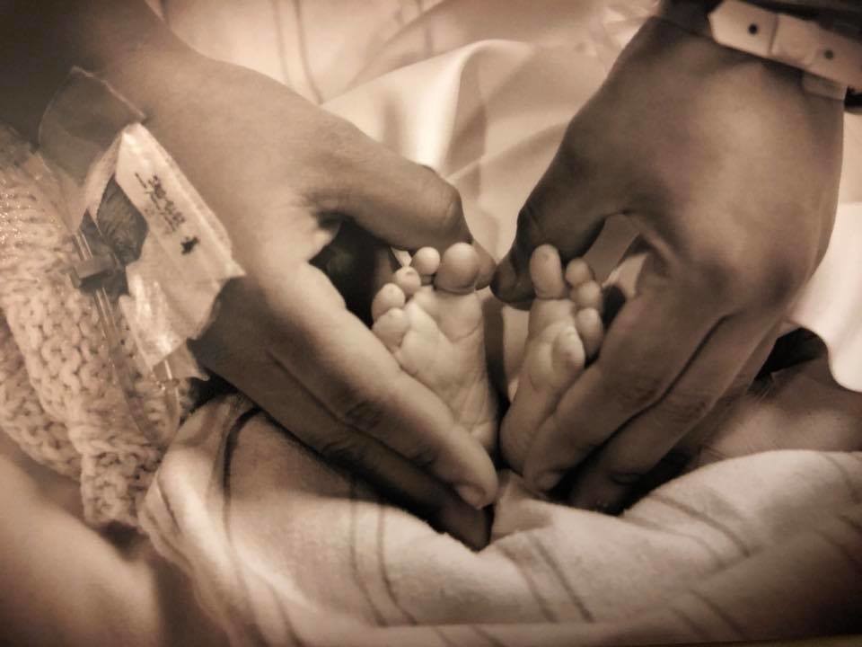 “Мій син мертвий, але я як і раніше мати”: Дівчина виклала радісне фото біля труни новонародженого немовляти