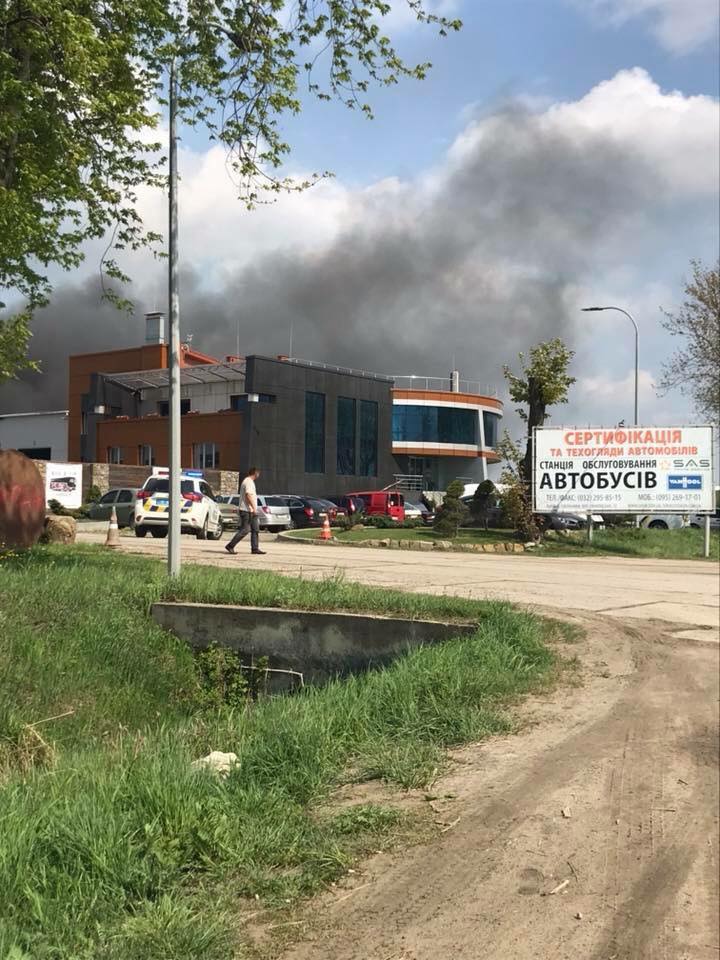 На місці працює три пожежних підрозділи: Під Львовом спалахнула станція техобслуговування
