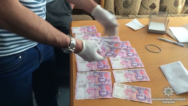 У Києві попалися на хабарах чиновники-корупціонери