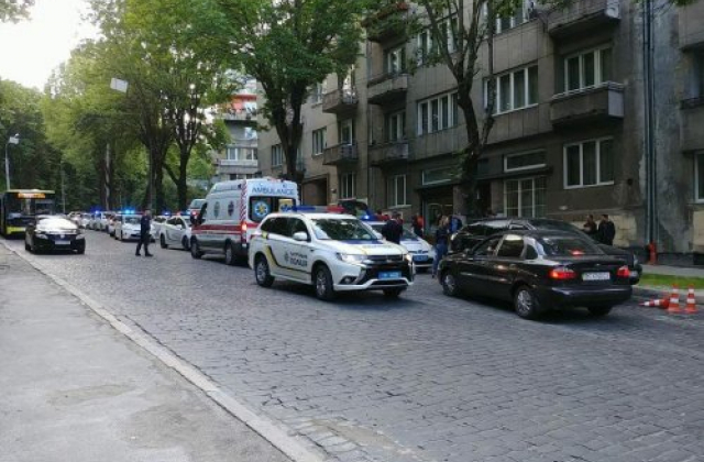 Терміново потребує переливання крові: Стало відомо про стан поліцейської, яку підрізали у Львові