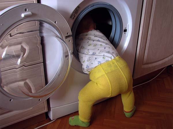 “Пішла розвішувати білизну, а в цей час…”: Півторарічна дівчинка втонула у пральній машинці