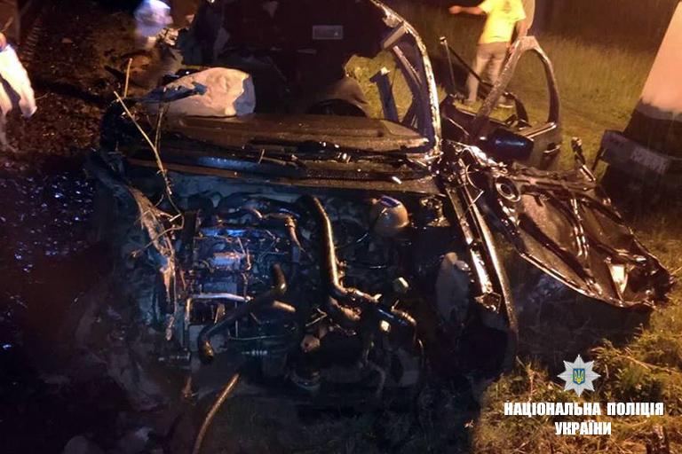 Винуватець помер на місці: На Прикарпатті потяг розчавив автомобіль на переїзді