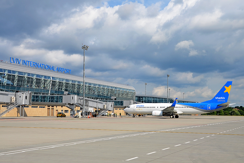 “Четверо пасажирів виявились…”: У Львові екстрено приземлився літак міжнародної авіакомпанії