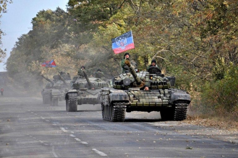 Танки їздять прямо вулицями міста: Донецьк і Луганськ заполонила військова техніка