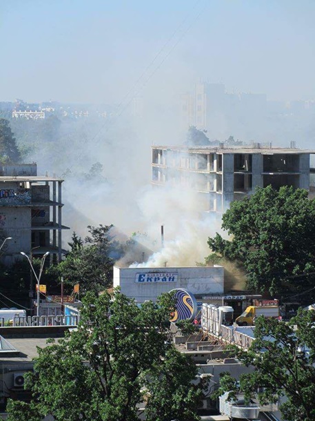 В диму всі прилеглі вулиці: У Києві горить кінотеатр Екран