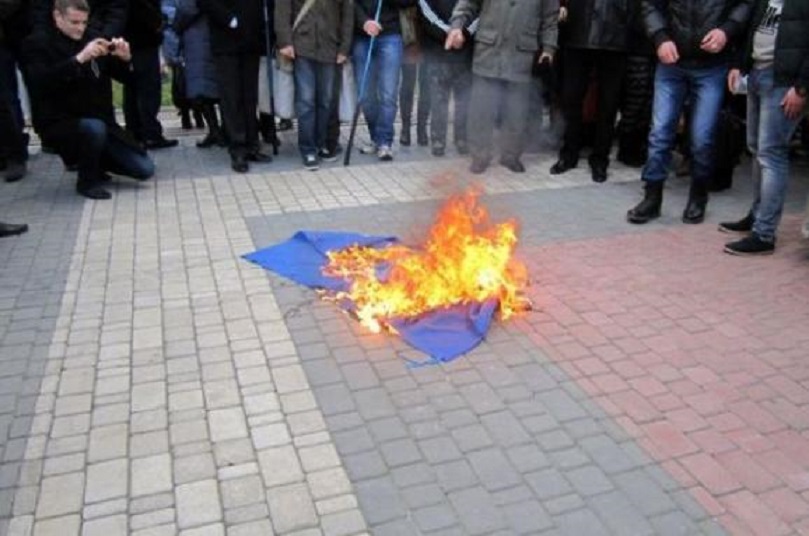 Сжигать украинцев. Горящие украинские флаги.