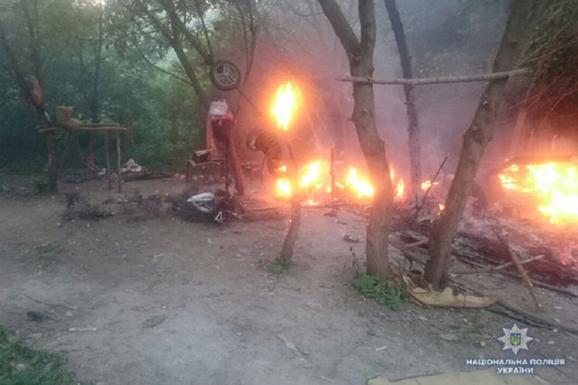 “Там знаходилося 33 дитини ..”: В Україні спалили ще один табір ромів